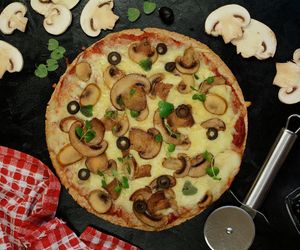 Klasyczną pizzę zamieniłam na wersję fit. Na lekkim spodzie z tego sera smakuje wyśmienicie 