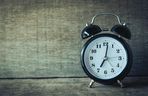 Zmiana czasu z letniego na zimowy 2025. Zegarki cofamy wcześniej niż ostatnio!