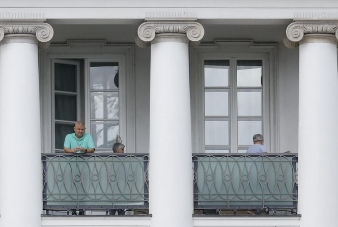 Rodzina Nawrockich przejęła Belweder: Kasia w kasku na hulajnodze, teściowe na balkonie