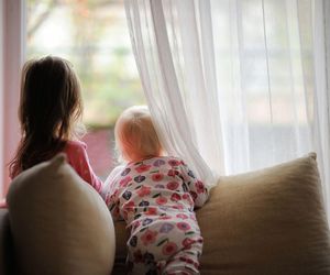 Czekają na dom, nie wiadomo, gdzie są ich rodzice. MOPR szuka im rodziny