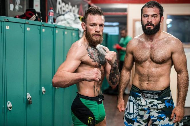 Napakowany jak kabanos Conor McGregor spędzał święta w obcisłym stroju. Koszulka mogła eksplodować od napiętych mięśni