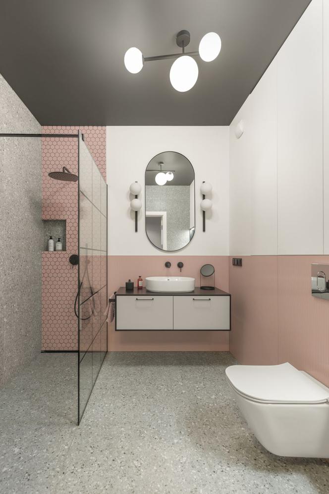 Minimalistyczna łazienka z różem