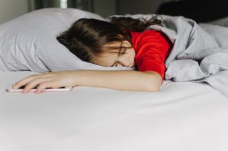 Twoje dziecko nie chce wstawać rano? Weekendy mogą wszystko psuć