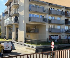 Teligi 26 w Krakowie. Blok z ukrytym balkonem