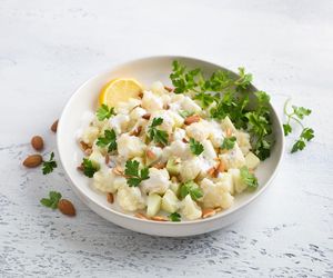 Zamiast sałatki ziemniaczanej robię z kalafiora. Zawsze dodaję do niej ten wyśmienity sos 