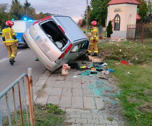 Samochód osobowy uderzył w kapliczkę w Lasach w pow. kraśnickim