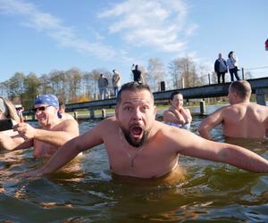 Oni niczego się nie boją! Morsy z woj. lubelskiego rozpoczęły sezon w Firleju!