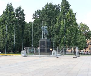 Pomnik Józefa Piłsudskiego w Lublinie ogrodzony