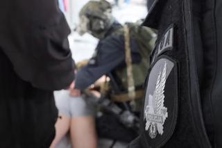 Handlowali samochodami, które nie istniały. Służby rozbiły grupę oszustów