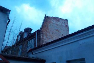 Koszmar w Rembertowie. Fragment muru kamienicy runął metr od innego domu