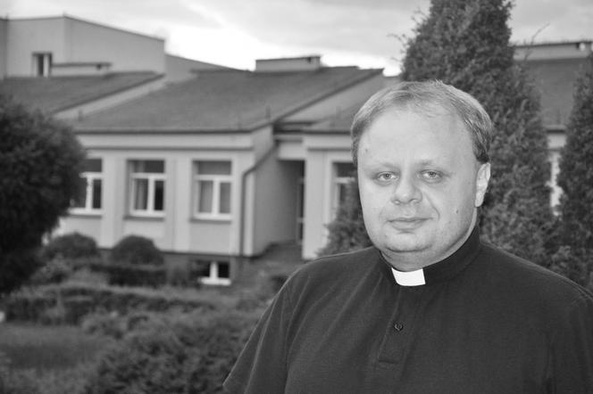 Pojawił się apel, by na pogrzeb księdza Wojciecha Wójtowicza nie kupować kwiatów, a dokonywać datki na rzecz Domu Samotnej Matki w Koszalinie.
