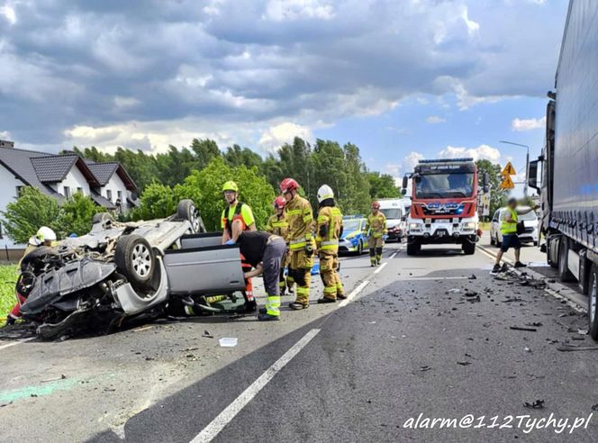 Wypadek w Chełmie Śląskim. Kierowca wjechał pod ciężarówkę