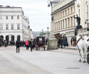 Co się dzieje na Krakowskim Przedmieściu w Warszawie? Rosyjskie napisy na ulicach
