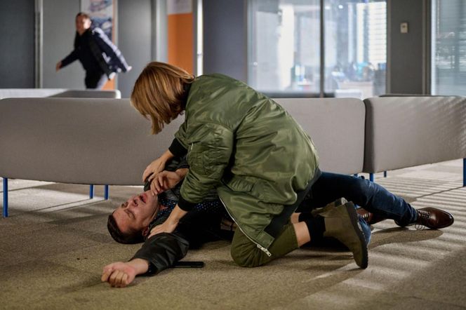 Na Wspólnej odc. 3984. Iga (Lidia Sadowa), Michał (Robert Kudelski), Sławek (Mariusz Słupiński)