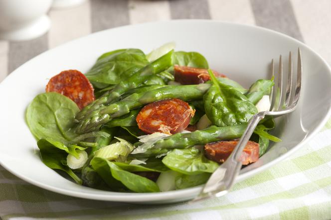 Sałatka szparagowa z chorizo - szparagi w wersji na ostro