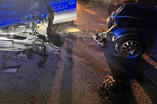 Zniszczone radiowozy po pościgu Wierzbna