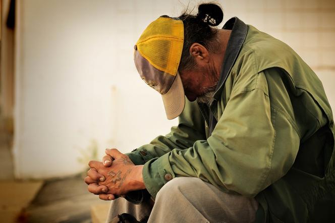 Życie bezdomnego z Torunia WISIAŁO NA WŁOSKU! Miał szczęście, że ich spotkał
