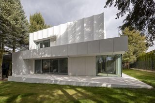 Dom Biały stanął na „krakowskim Beverly Hills”. Inspiracją dla miejskiej wilii były 2 obrazy znanego artysty