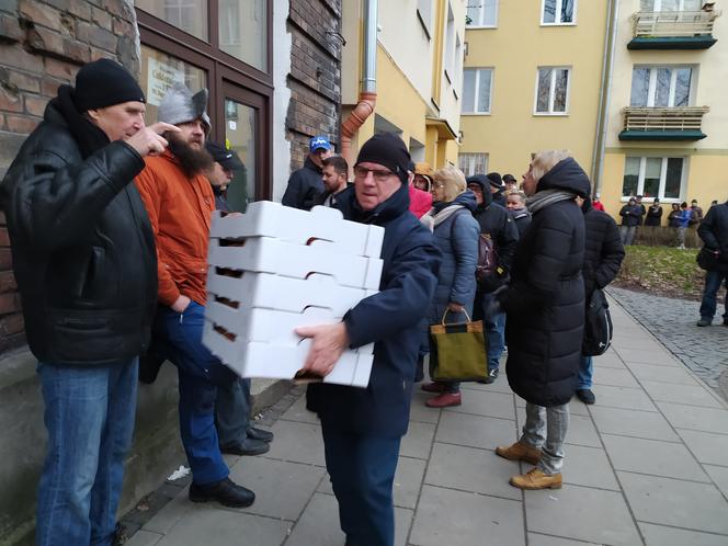 Najwytrwalsi stali od północy. Kolejka przed cukiernią na Woli