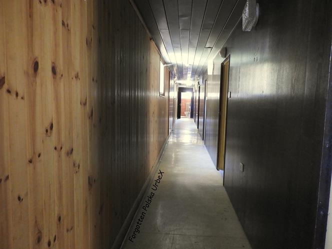 Lalka "śpiąca" w łóżku i urządzenia rehabilitacyjne. Co znajduje się w opuszczonym sanatorium przy polskiej granicy? [ZDJĘCIA]