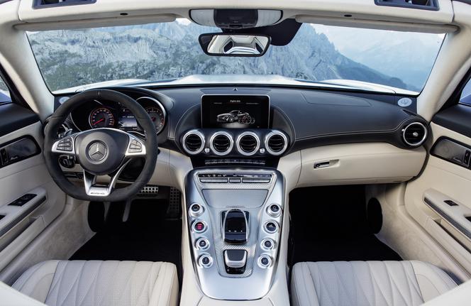 Wnętrze Mercedesa-AMG GT C (2016)