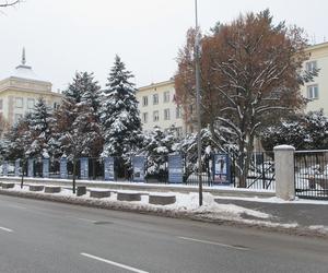 Pocisk z granatnika rozsadził strop budynku Komendy Głównej Policji. Komendant trafił do szpitala. Czasowo stracił słuch