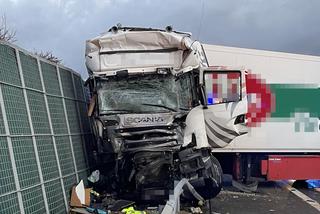 Horror na S8. 27-letni kierowca ciężarówki wjechał w autokar. Są ranni