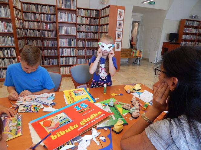 W czasie wakacji w bibliotece dzieci mogą bawić się lub słuchać bajek
