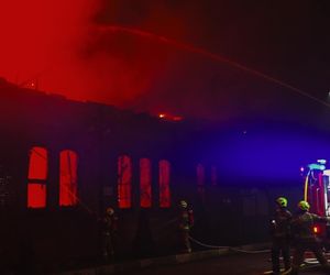 Trwa dogaszanie pożar hali na gdańskiej Przeróbce. Służby badają jakość powietrza