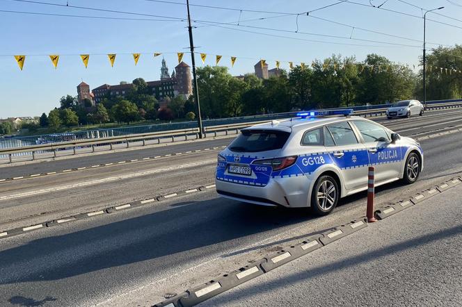 Akcja ratunkowa na Moście Grunwaldzkim w Krakowie. Młoda dziewczyna wypadła z mostu