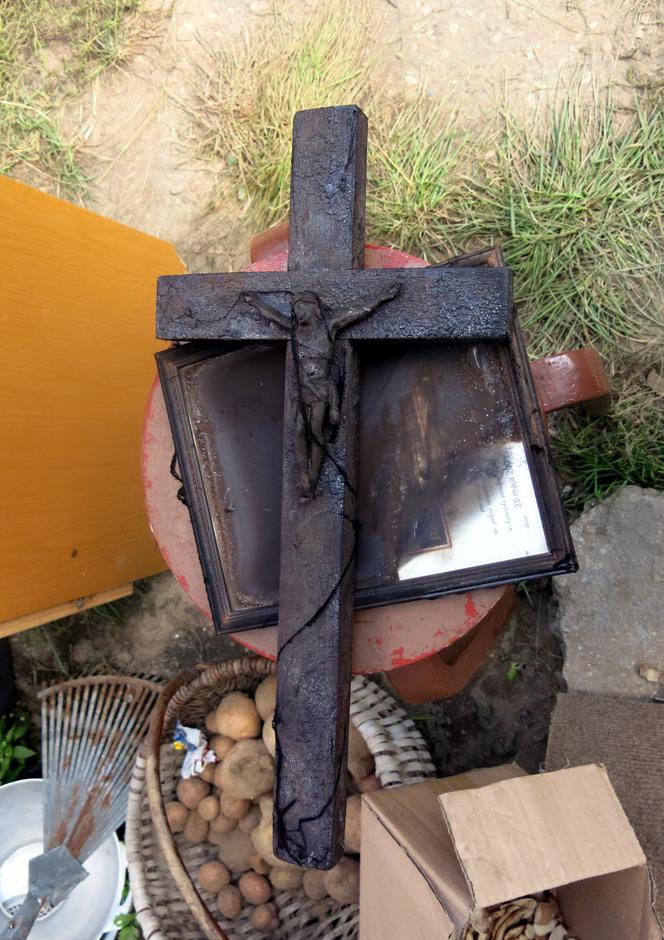 Stary krzyż babci Eugenii (91 l.).