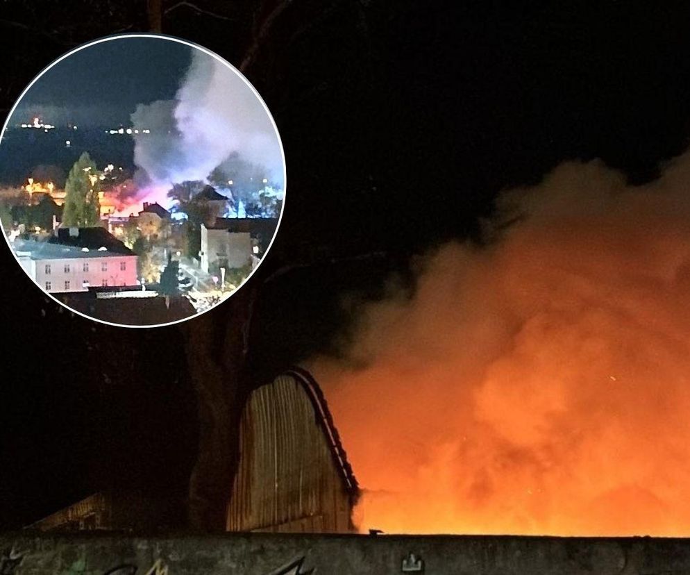 Pożar hali produkcyjnej w Inowrocławiu. W pogorzelisku strażacy znaleźli mężczyznę
