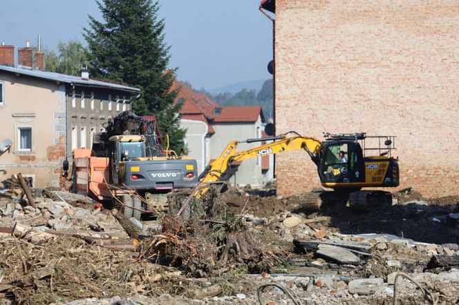 Stronie Śląskie strażacy szukają ludzi w samochodach i budynkach