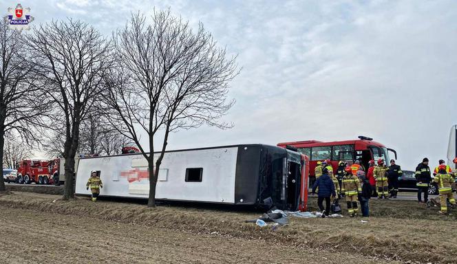 wypadek autokaru z uchodźcami