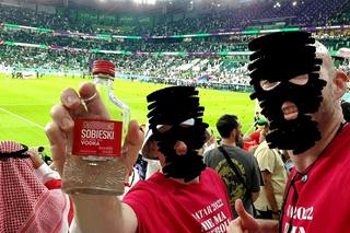 Polacy wnieśli alkohol na stadion w Katarze! Jak oni to zrobili? [ZDJĘCIE]