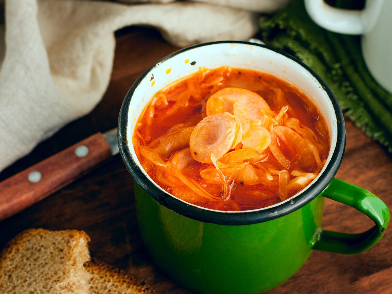 Pożywna pomidorowa z kapustą kiszoną i parówkami