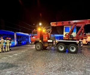 Tajemniczy wypadek na ul. Bydgoskiej w Toruniu. Auto zderzyło się z tramwajem