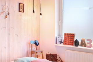Aranżacja sypialni: sypialnia z garderobą z nieotynkowanej cegły dziurawki