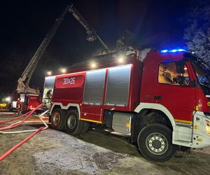 W pożarze domu rodzina straciła cały majątek. Straż nie dojechała na czas? Mamy komentarz