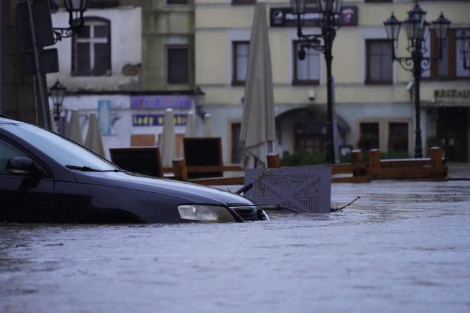 Ulice Kłodzka zamieniły się w potoki 