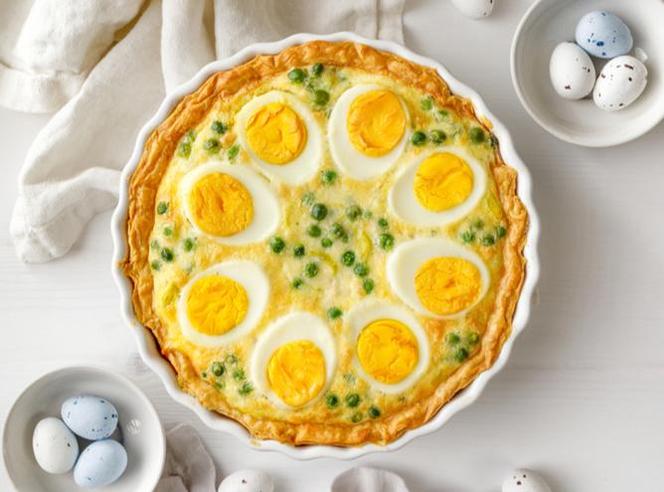 Mazurek z chrzanem, jajkiem i białą kiełbasą: łatwy przepis na Wielkanoc