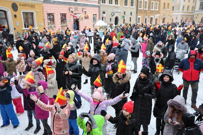 Orszak Świętego Mikołaja 2023 przeszedł przez Lublin. Było śnieżnie i radośnie! 