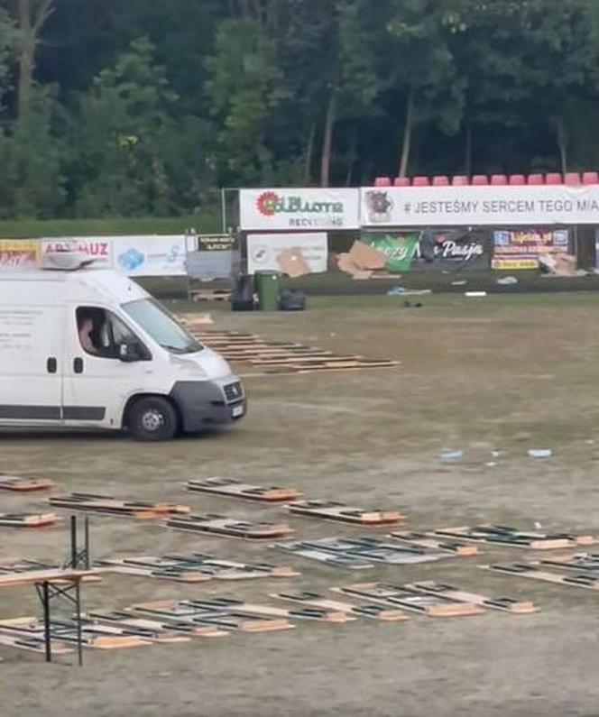 Zniszczona murawa na stadionie w Skarżysku