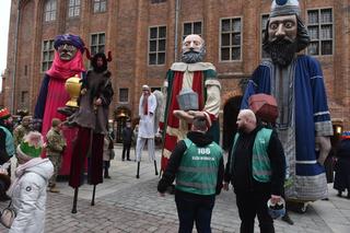 Orszak Trzech Króli 2023 w Toruniu. Efektowne figury, piękne kolory i aktywiści o dramacie uchodźców