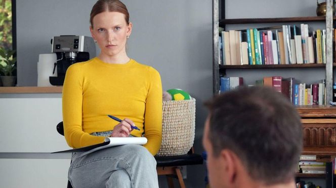 Barwy szczęścia, odcinek 3199: Bruno zacznie spotykać się z kuratorką Jagodą za plecami Karoliny! Zdradzi kochankę i wpląta się w kolejny romans? - ZDJĘCIA