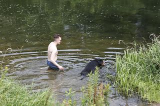 Poseł kąpał się z psem