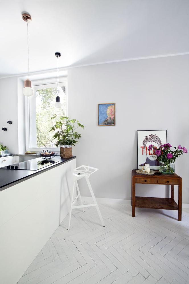 Biały salon z kuchnią w stylu vintage