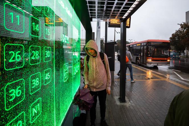 RZESZÓW: Ładowarka do telefonu, dostęp do WiFi i defibrylator. Mieszkańcy mają nowy, inteligentny przystanek!