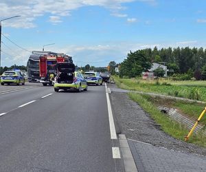 Wypadek w Chełmie Śląskim. Kierowca wjechał pod ciężarówkę