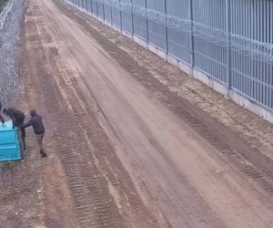 Strażnicy graniczni nie mogli w to uwierzyć. Migranci wymyślili, jak pokonać zaporę